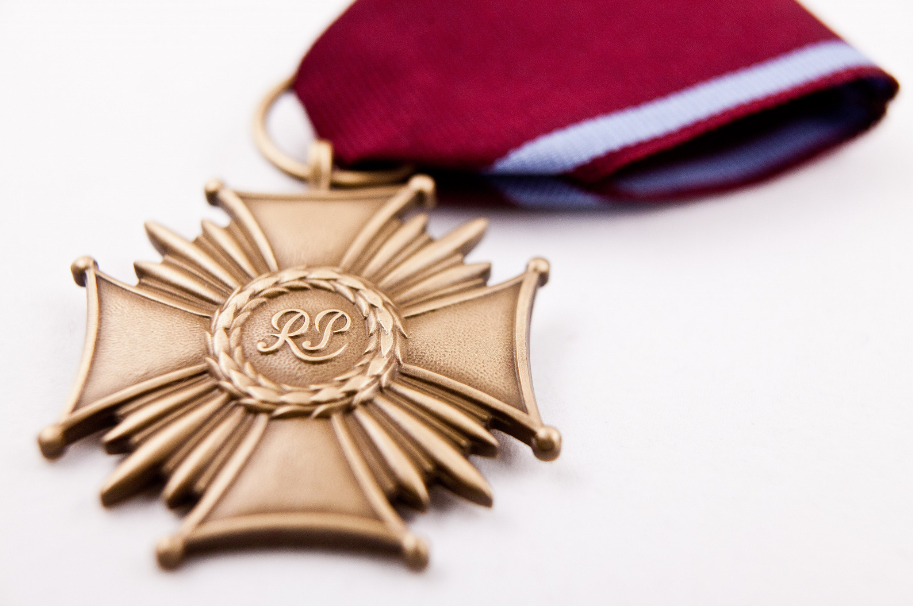 Condecoraciones polacas: la cruz al mérito militar y civil