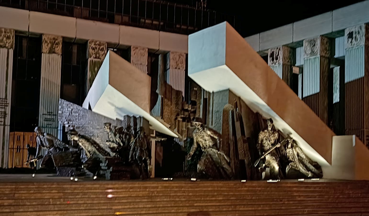 El Monumento al Levantamiento de Varsovia: memoria y sacrificio en la Plaza Krasińskich