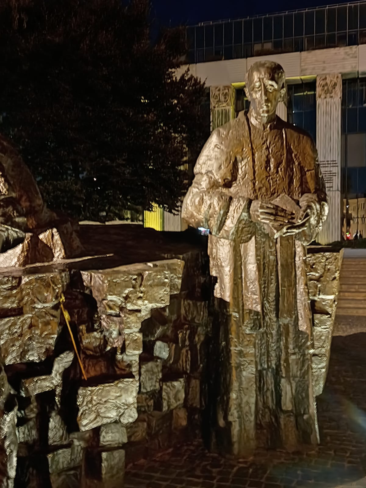 El Monumento al Levantamiento de Varsovia: memoria y sacrificio en la Plaza Krasińskich